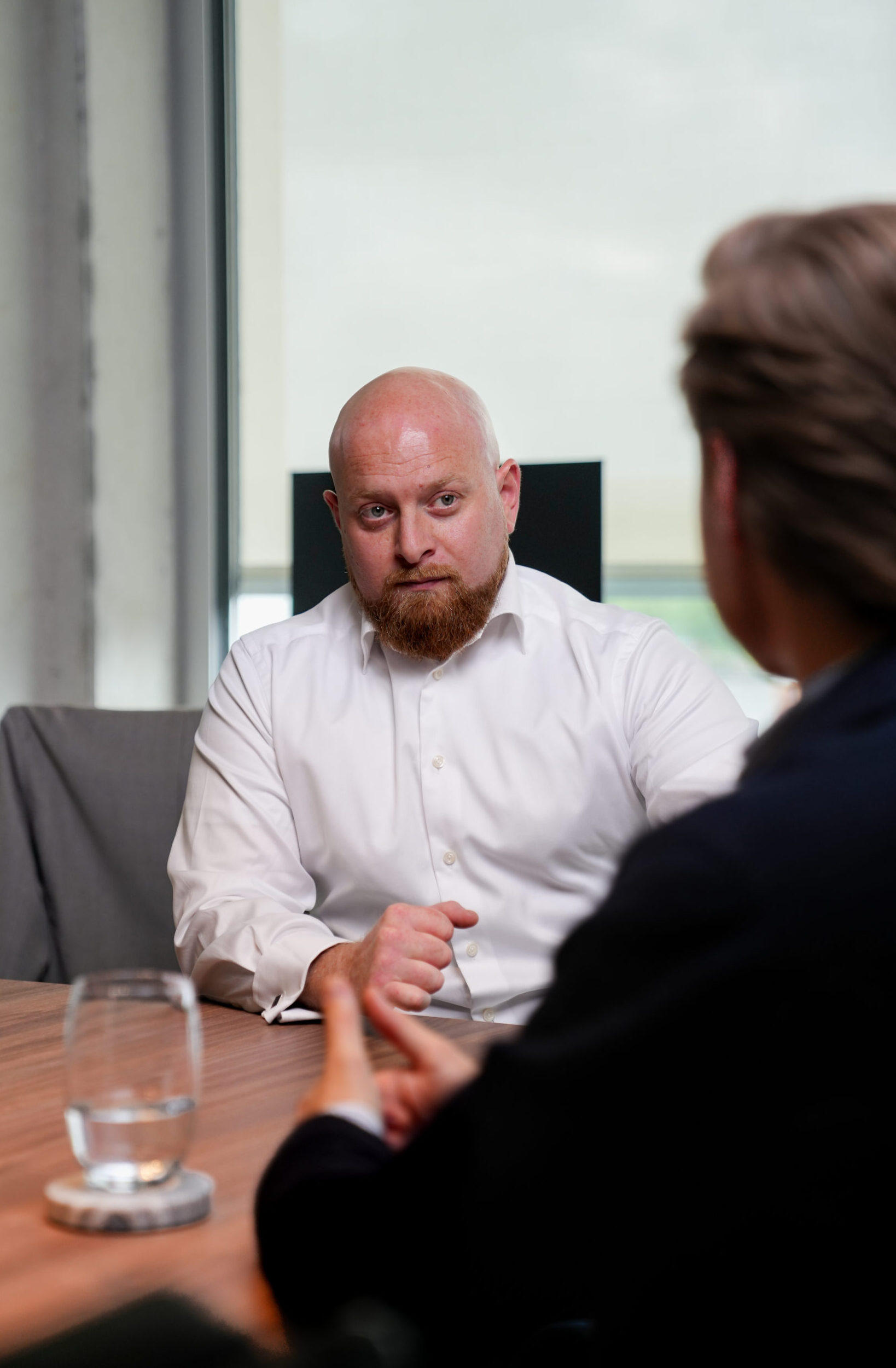 Zwei Männer im Gespräch bei einem Business-Meeting im modernen Büro.